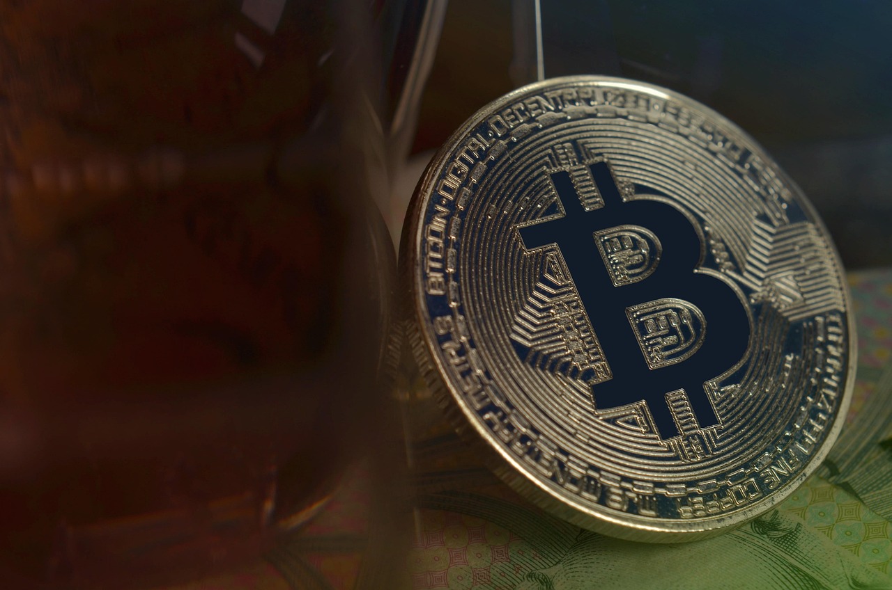 鲍威尔粉碎降息希望、美股遭遇猛烈抛售！比特币一度逼近8.3万美元